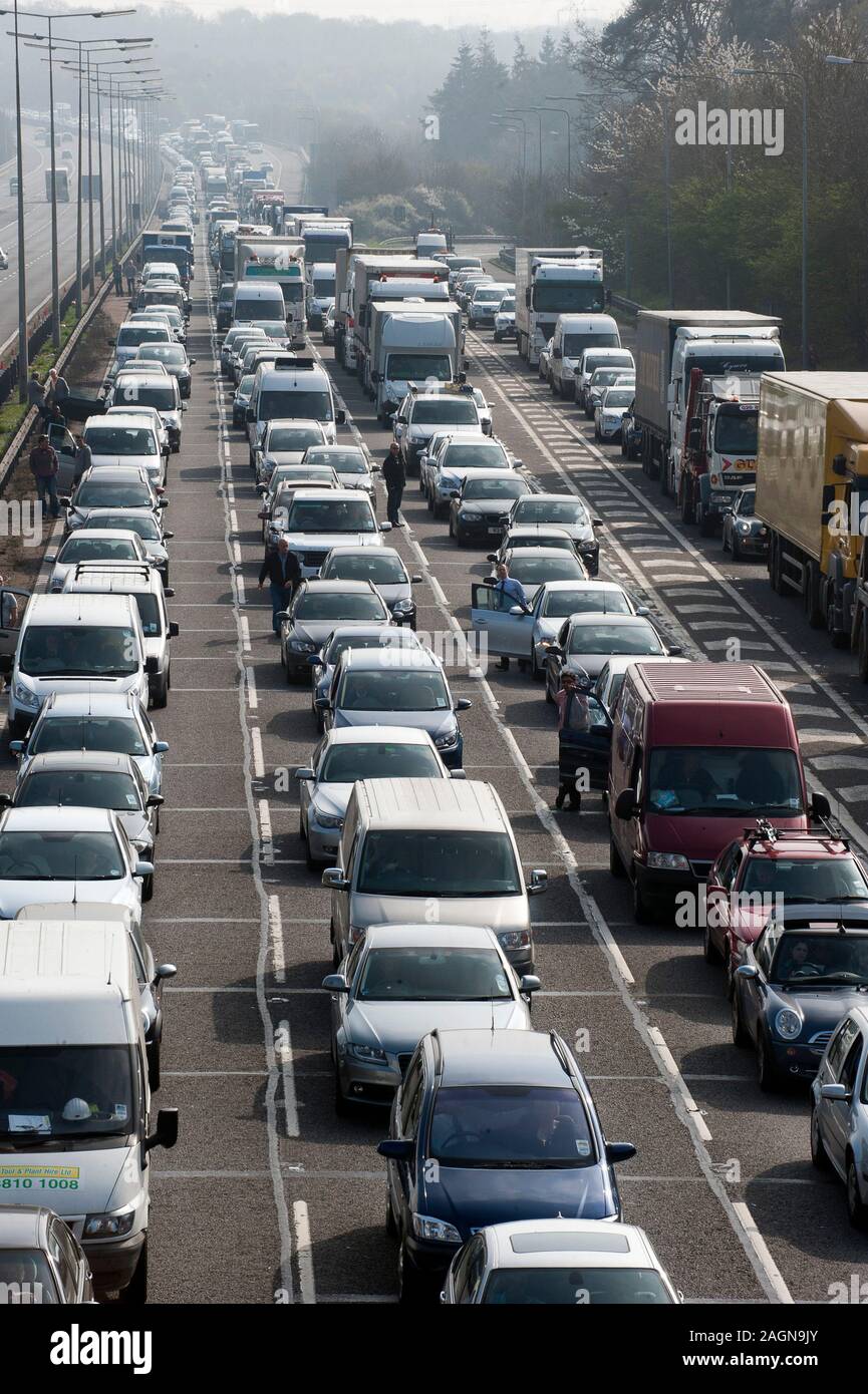 Penuria di carburante a pompe di benzina in Berkshire come risultato di panico di acquisto a causa delle voci di un progetto di azione industriale con cisterne driver nel 2012. Foto Stock