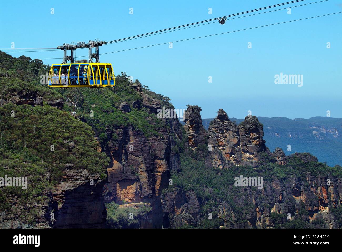 Katoomba, NSW, Australia - 22 Febbraio 2008: Funivia denominato Skyway e formazione rocciosa Tre Sorelle nel Parco nazionale Blue Mountains Foto Stock