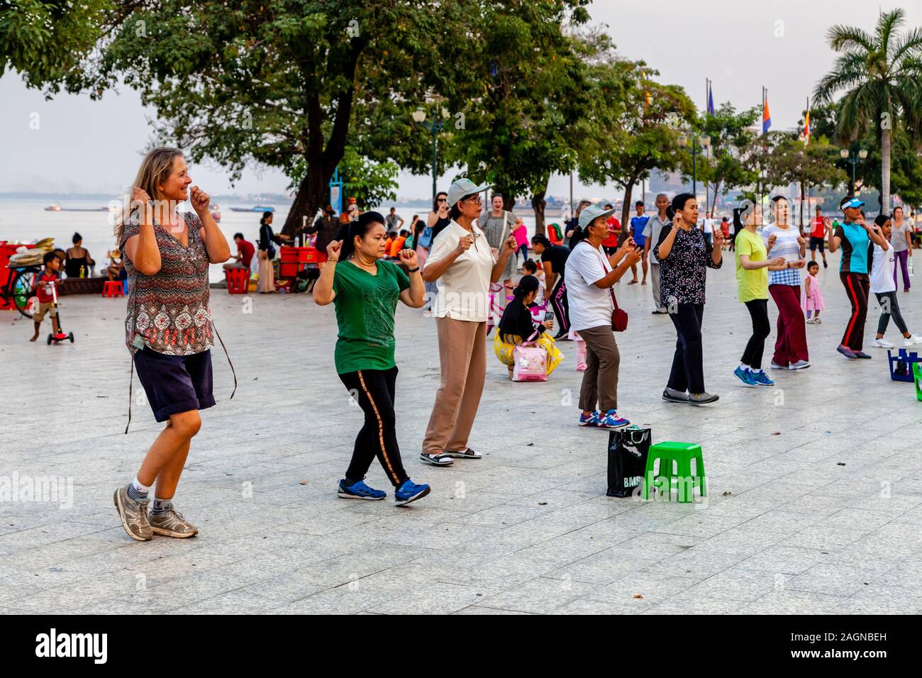 Donne locali e turisti prendere parte all'aperto/Aerobica esercizio Classe, Phnom Penh Cambogia. Foto Stock