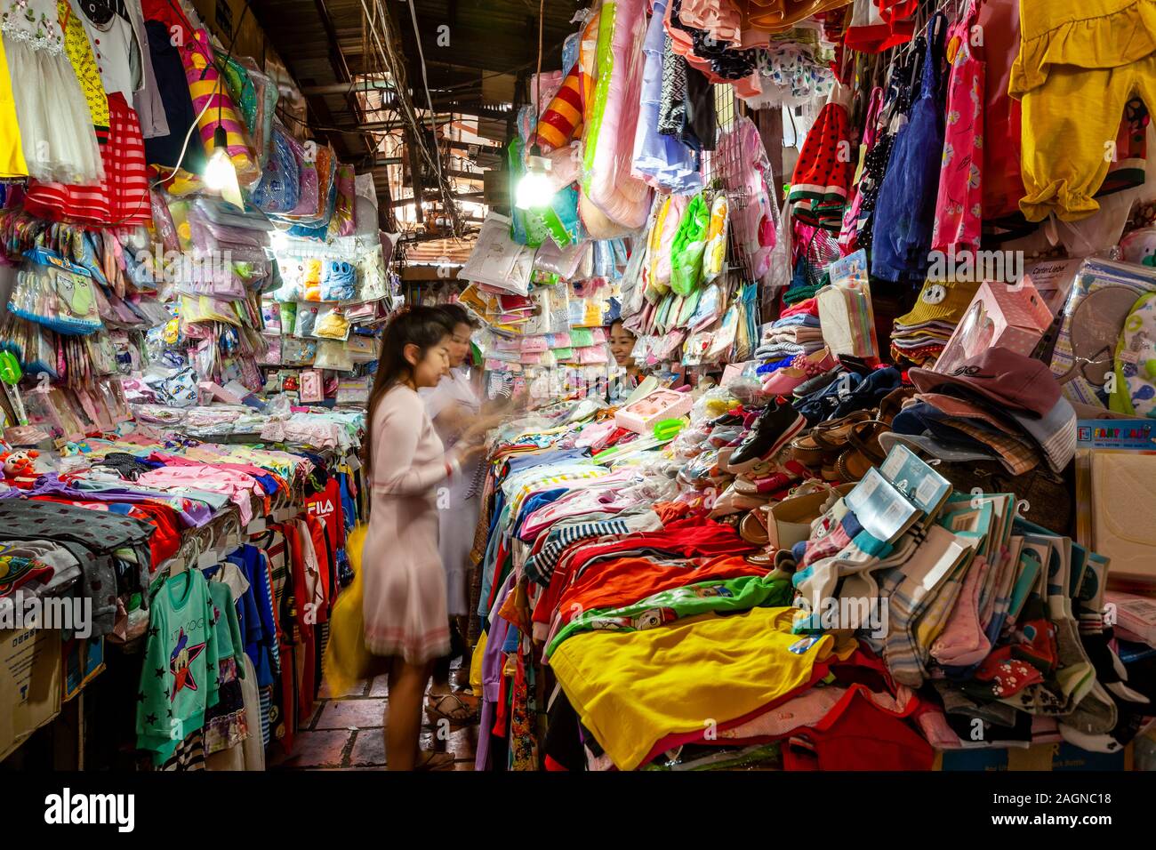 Giovani donne lo Shopping nel mercato russo, Phnom Penh Cambogia. Foto Stock
