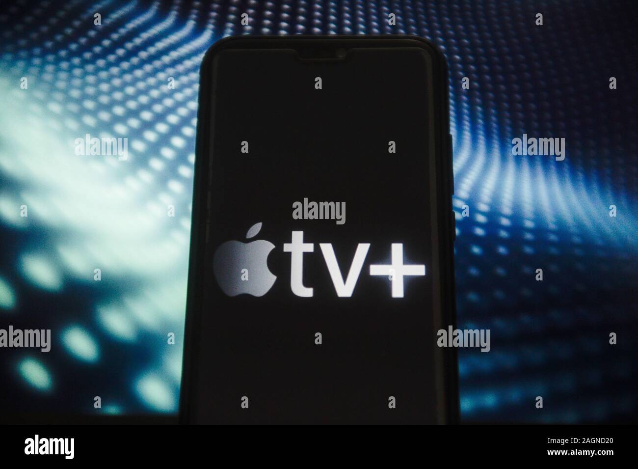 In questa illustrazione della foto di un Apple TV si vede il logo visualizzato su uno smartphone. Foto Stock