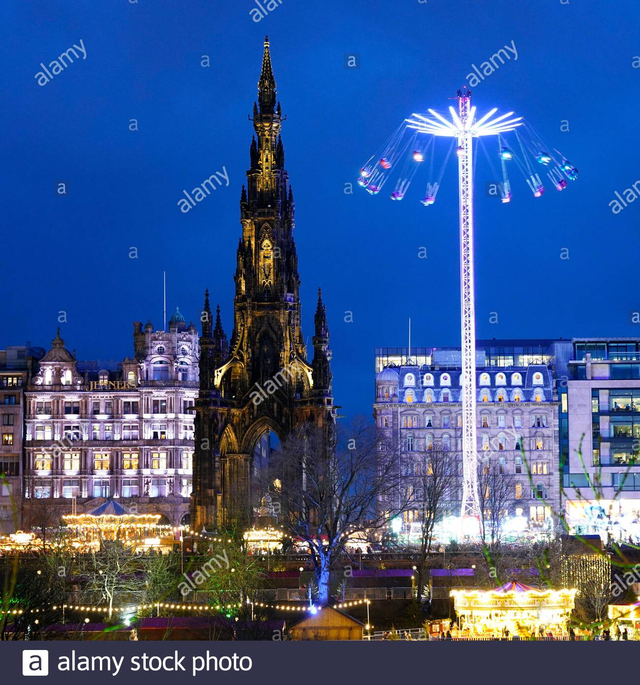 Edimburgo, Scozia, Regno Unito. 20 dic 2019. Le feste di Natale in Princes Street Gardens al tramonto, con il monumento di Scott e Star Flyer. Credito: Craig Brown/Alamy Live News Foto Stock