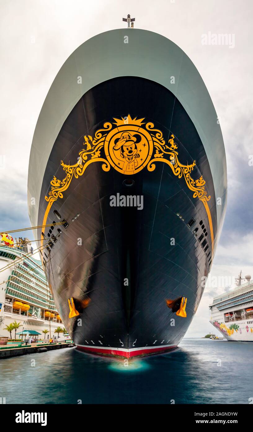 Nave da crociera Disney Magic attraccata nel Porto di Nassau, Bahamas.  Vista frontale da sotto la prua della nave Foto stock - Alamy