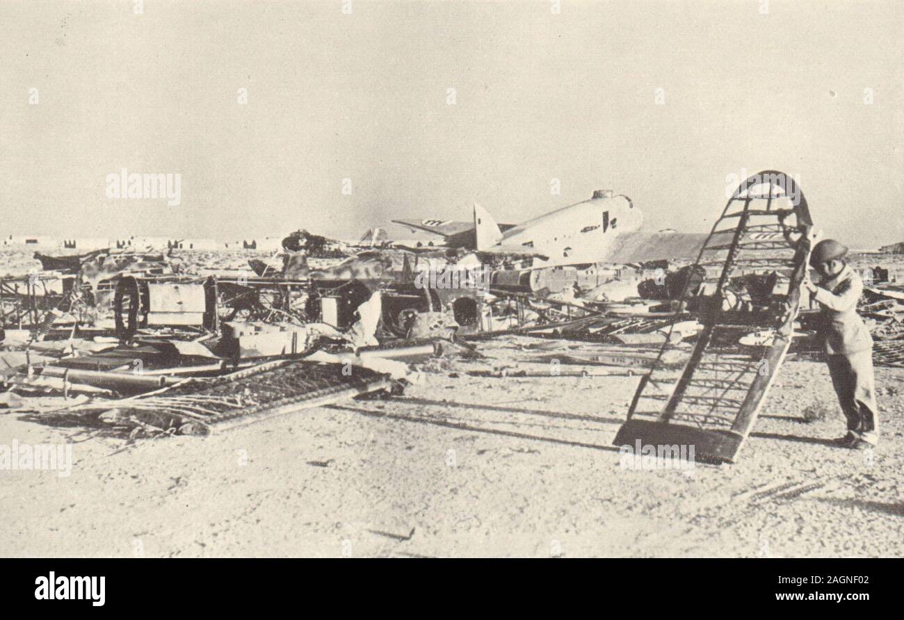 Scatafascio aerei italiani a El Adem, Libia. Guerra Mondiale 2 1953 old vintage print Foto Stock
