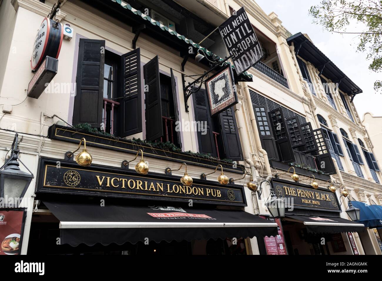 Il Victorian Pub di Londra e il Penny Black Pub sul fiume cantare di fronte a Clarke Quay, Singapore Foto Stock