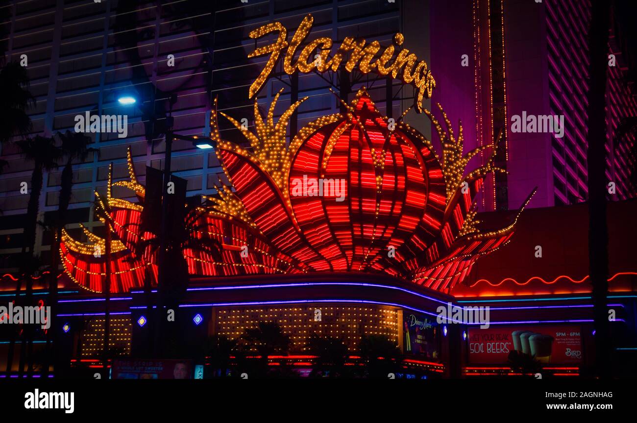 Le luci al neon del Flamingo Hotel and Casino sulla Strip di Las Vegas, Las Vegas, Nevada, USA Foto Stock