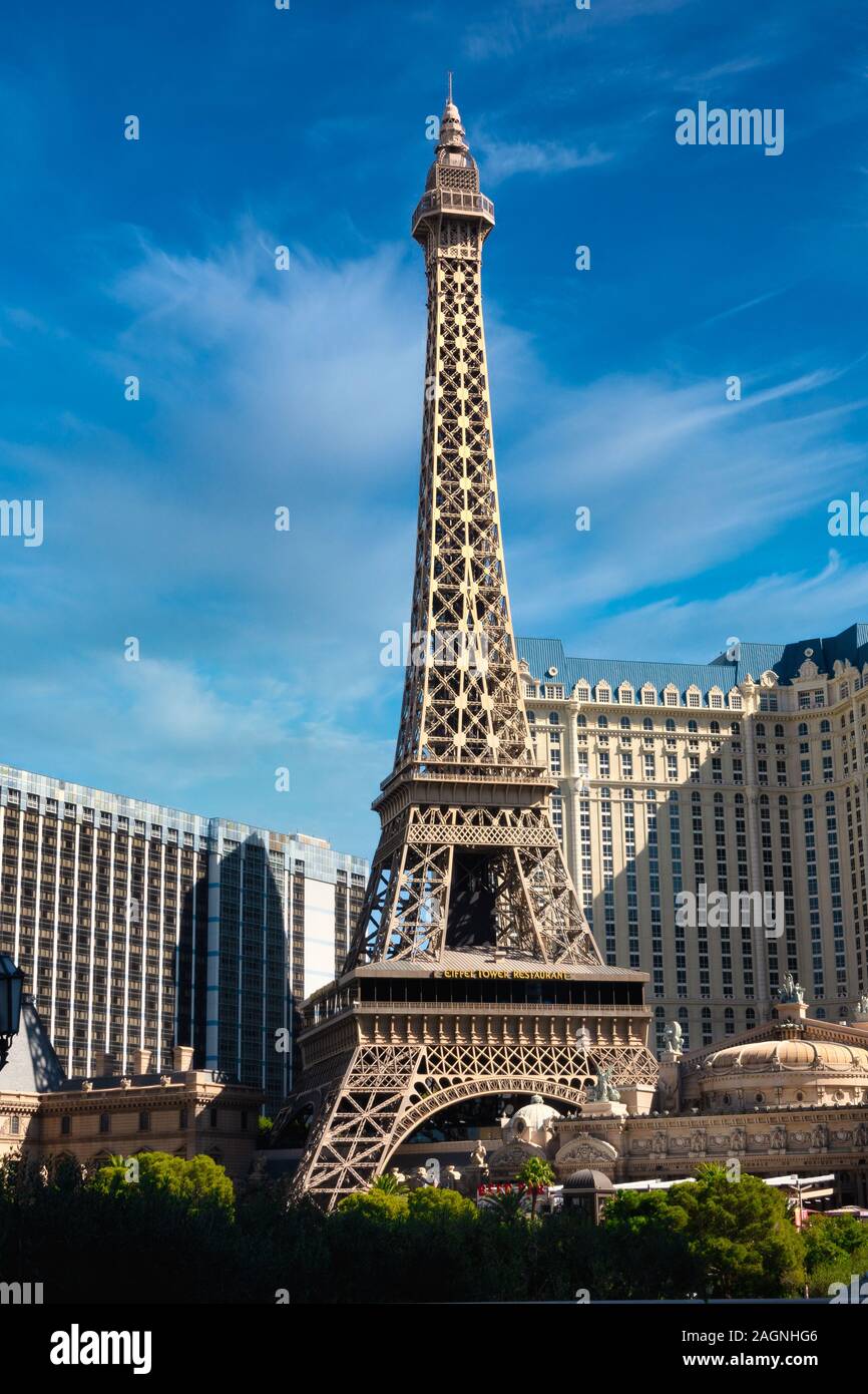 Vista esterna della replica della Torre Eiffel di fronte al Paris Las Vegas Hotel and Casino, Las Vegas, Nevada, USA. Foto Stock