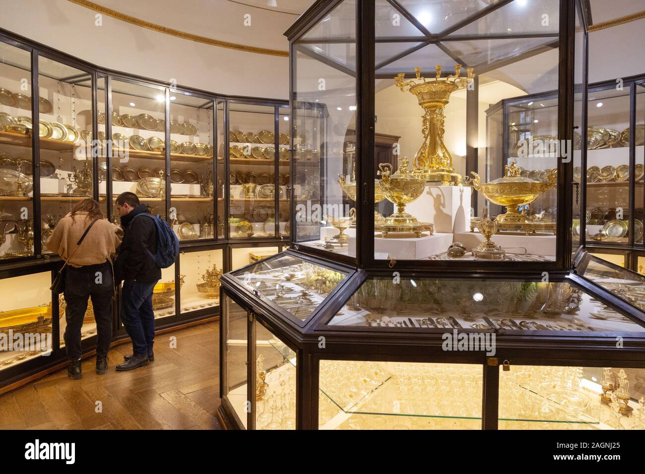 Visitatori che guardano alla collezione d'argento del XIX secolo; il Museo Sisi di Vienna, interni; Hofburg, Vienna Austria Europa Foto Stock