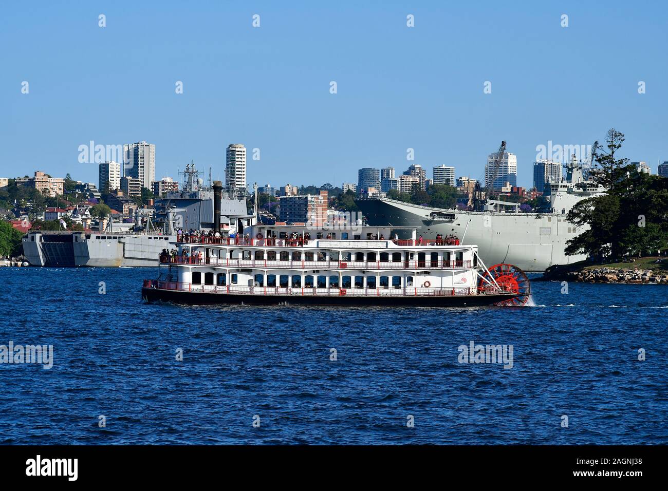 Sydney, NSW, Australia - 29 Ottobre 2017: persone non identificate su vintage battello a vapore con navi da guerra della Royal Australian Navy nella base navale di lana Foto Stock