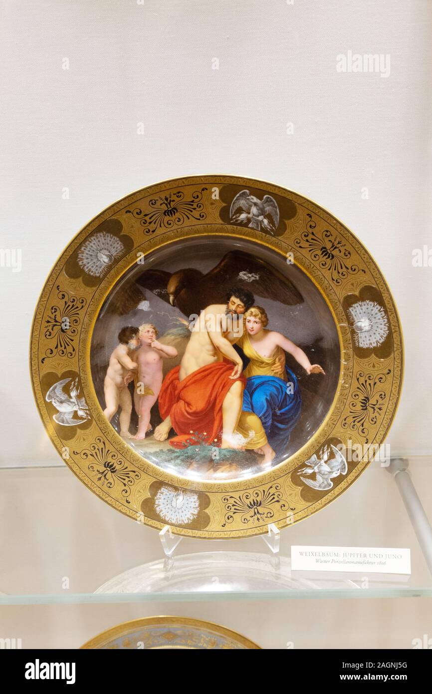 Porcellana di Vienna - piatti colorati; piatti e piatti dei primi anni del XIX secolo (1800-1806); Museo Sisi, Palazzo Hofburg, Vienna Austria Europa Foto Stock