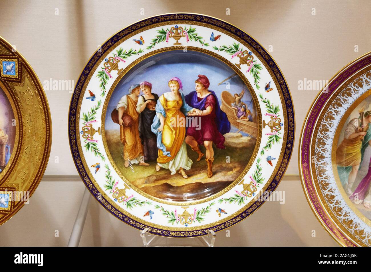 Porcellana di Vienna - piatti colorati; piatti e piatti dei primi anni del XIX secolo (1800-1806); Museo Sisi, Palazzo Hofburg, Vienna Austria Europa Foto Stock
