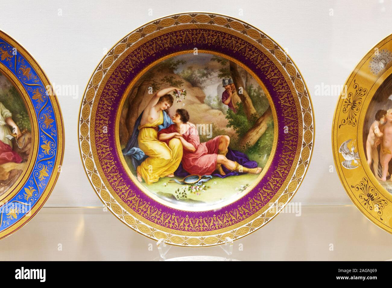 Porcellana di Vienna - piatti colorati; piatti e piatti dei primi anni del XIX secolo (1800-1806); Museo Sisi, Palazzo Hofburg, Vienna Austria Europa Foto Stock