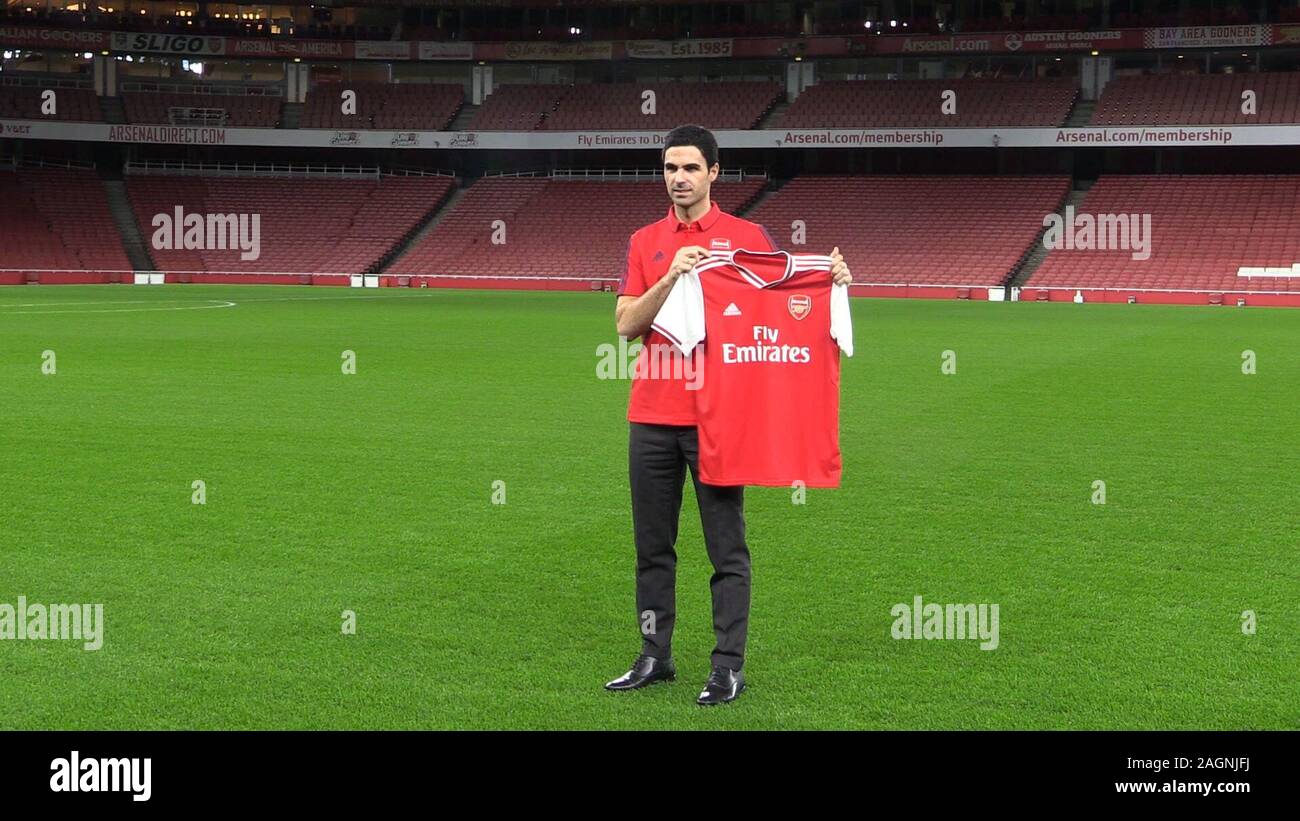 Screen Grab presi da PA Video di Arsenal manager Mikel ARTETA pone dopo una conferenza stampa presso l'Emirates Stadium, Londra. Foto Stock