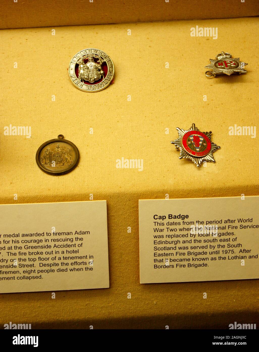 Varie badges in visualizzazione nel museo di Edimburgo, Scozia Foto Stock