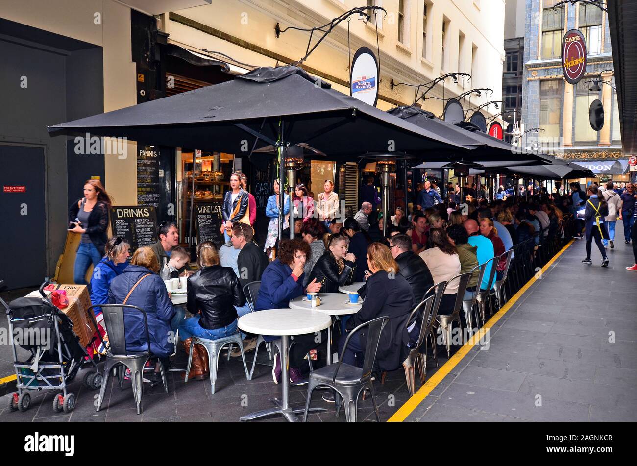 Melbourne, VIC, Australia - Novembre 05, 2017: persone non identificate nel ristorante sulla stradina nel centro della capitale Foto Stock