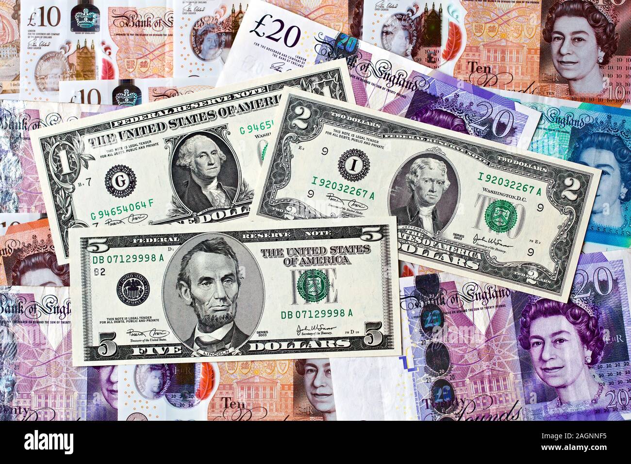 Stati Uniti uno-dollaro, due-dollaro e cinque fatture del dollaro con banconote in inglese in background Foto Stock
