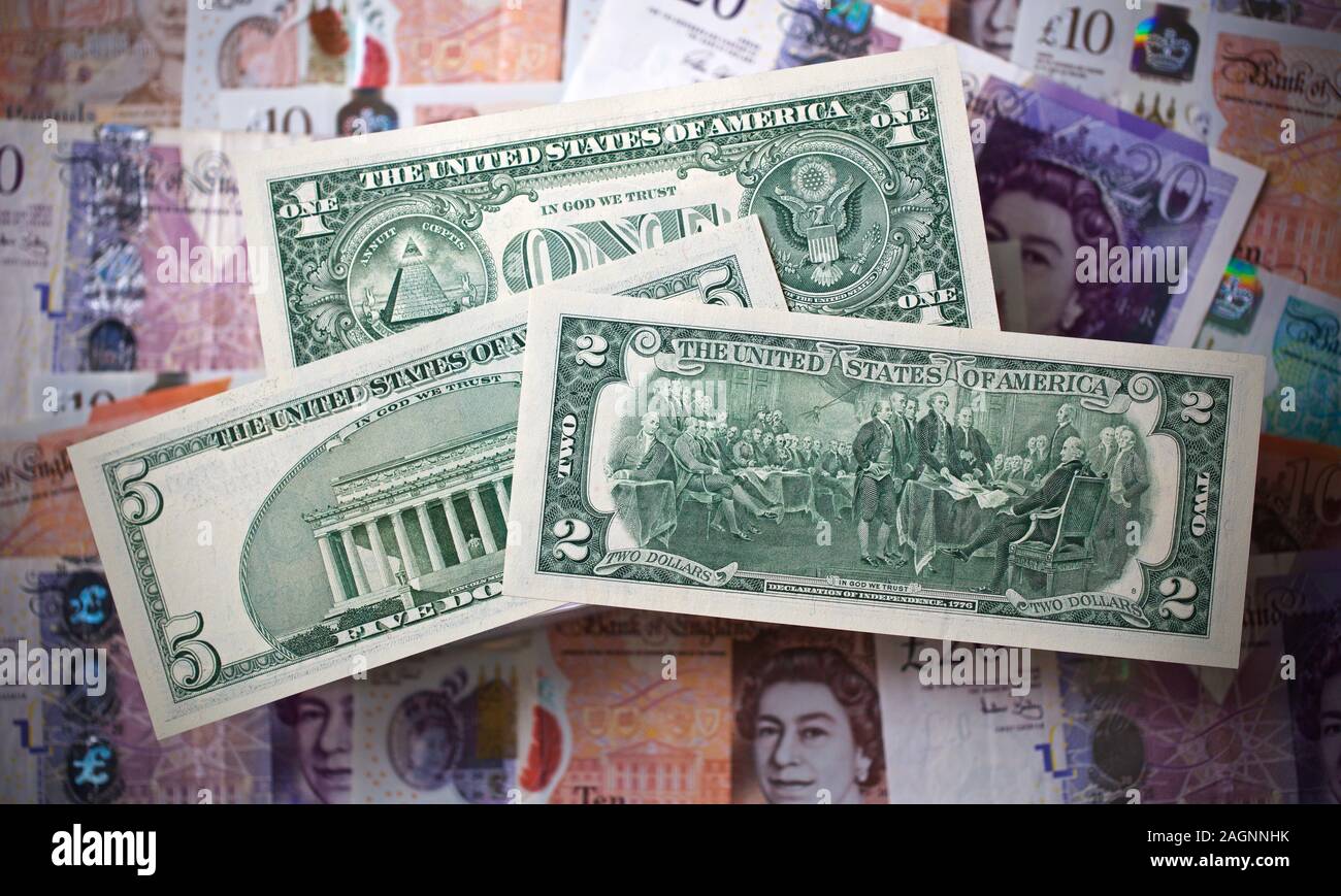 Stati Uniti uno-dollaro, due-dollaro e cinque fatture del dollaro con banconote in inglese in background Foto Stock