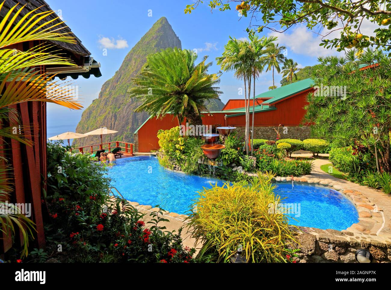 Ladera Resort piscina con il Petit Piton 743m, Soufriere, St. Lucia, Piccole Antille, West Indies, nelle Isole dei Caraibi Foto Stock