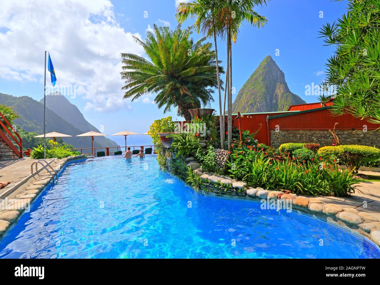 Ladera Resort la piscina con viste dei due chiodi, Gros Piton 770m e Petit Piton 743m, Soufriere, St. Lucia, Piccole Antille, West Indies Foto Stock