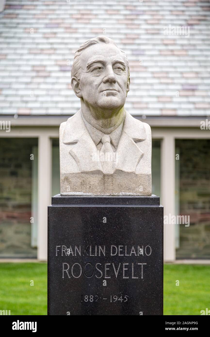 Busto di Franklin D. Roosevelt libreria esterna Franklin D. Roosevelt, Presidential Library, Hyde Park, New York, Stati Uniti d'America Foto Stock