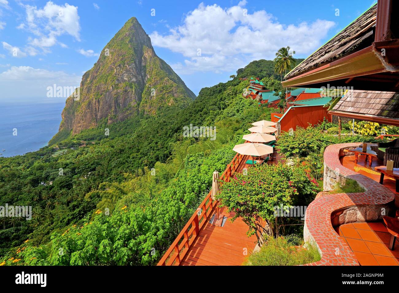 Terrazza e complesso del Ladera Resort con il Petit Piton 743m, Soufriere, St. Lucia, Piccole Antille, West Indies, nelle Isole dei Caraibi Foto Stock