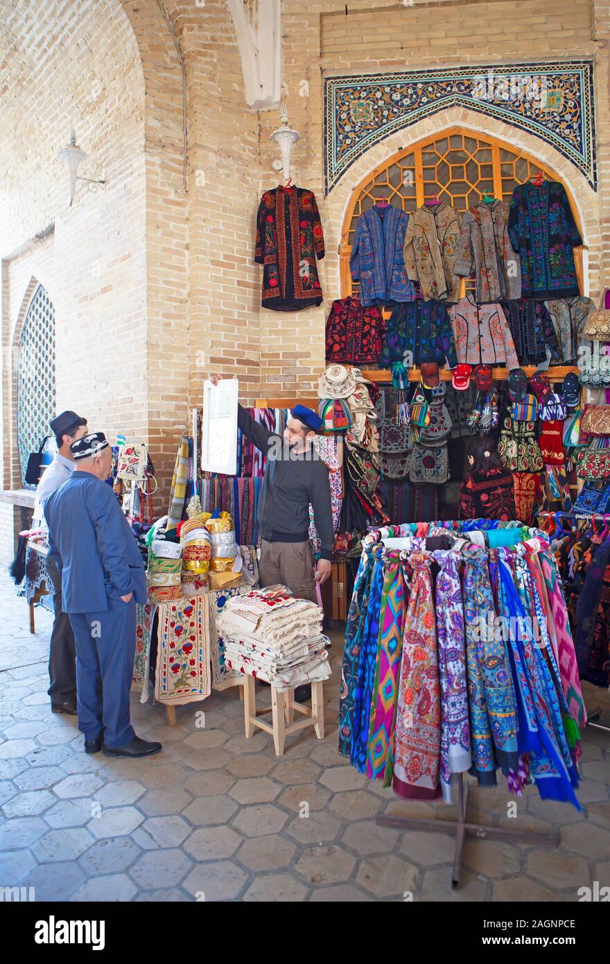 Vendita di Vestiti in Toqi cupola Zargaron Bazaar, Città Vecchia, Bukhara, Buxoro Provincia, Uzbekistan Foto Stock