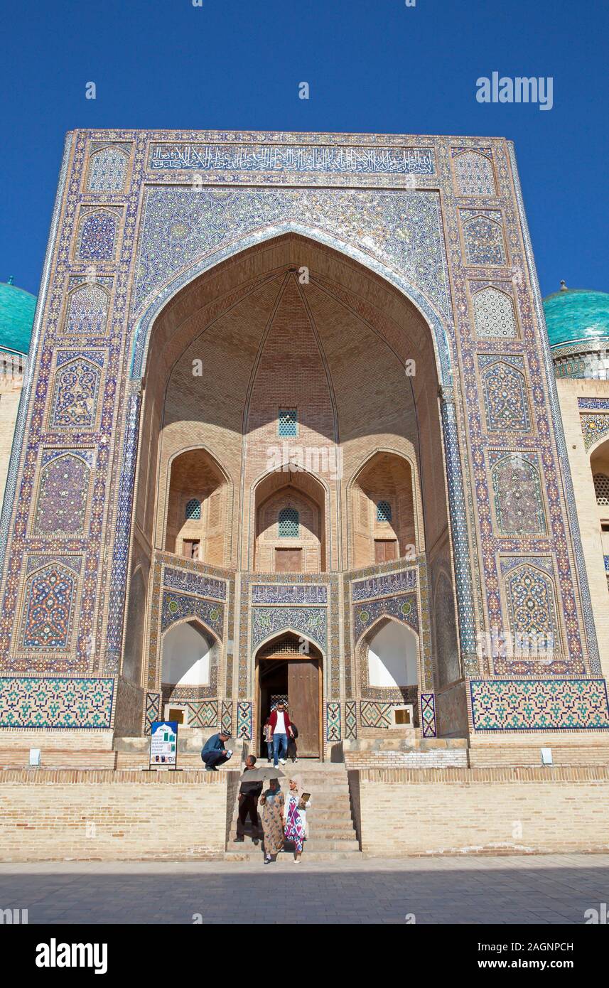 Portale di ingresso di Mir-Arab-madrasa, Città Vecchia, Bukhara, Provincia di Bukhara, Uzbekistan Foto Stock