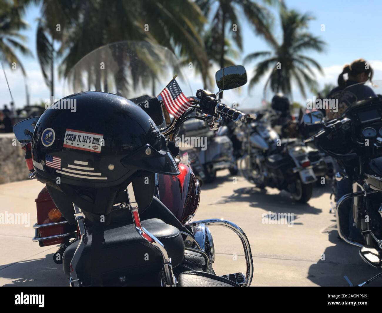 Miami Beach, Stati Uniti d'America - NOV 16 2017: 'Sequipaggio, Let's ride' casco un adesivo su una Harley Davidson bikers giornata di riunione, Miami Beach Foto Stock