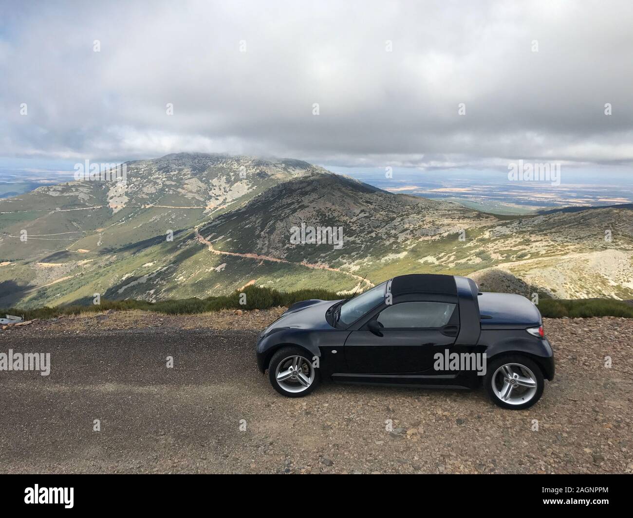 Pirenei, Spagna; Agosto 2019: Smart Roadster sport auto in una strada di montagna drive, Spagna Foto Stock
