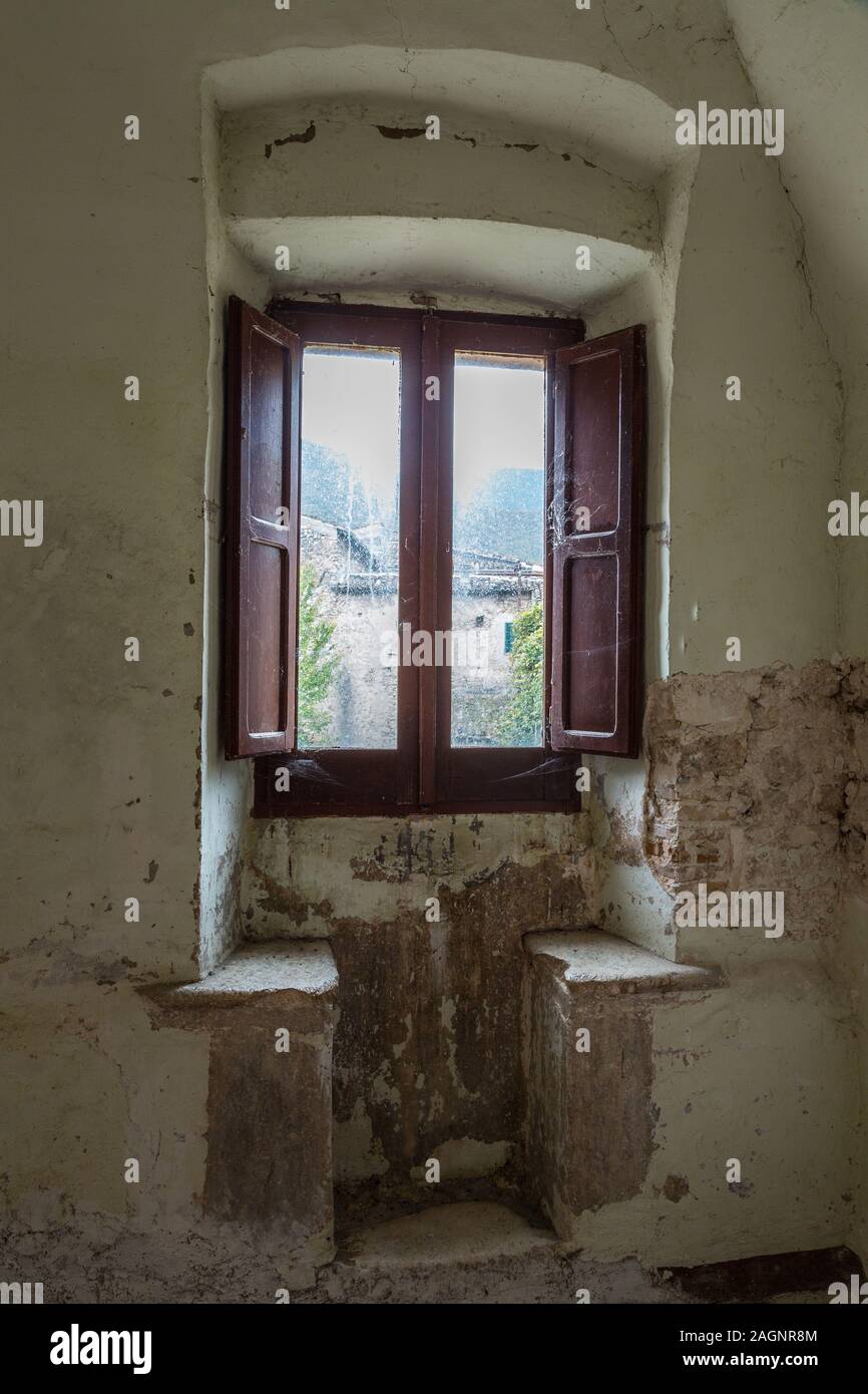 Finestra medievale con sedili, Goriano Valli, L'Aquila Foto Stock