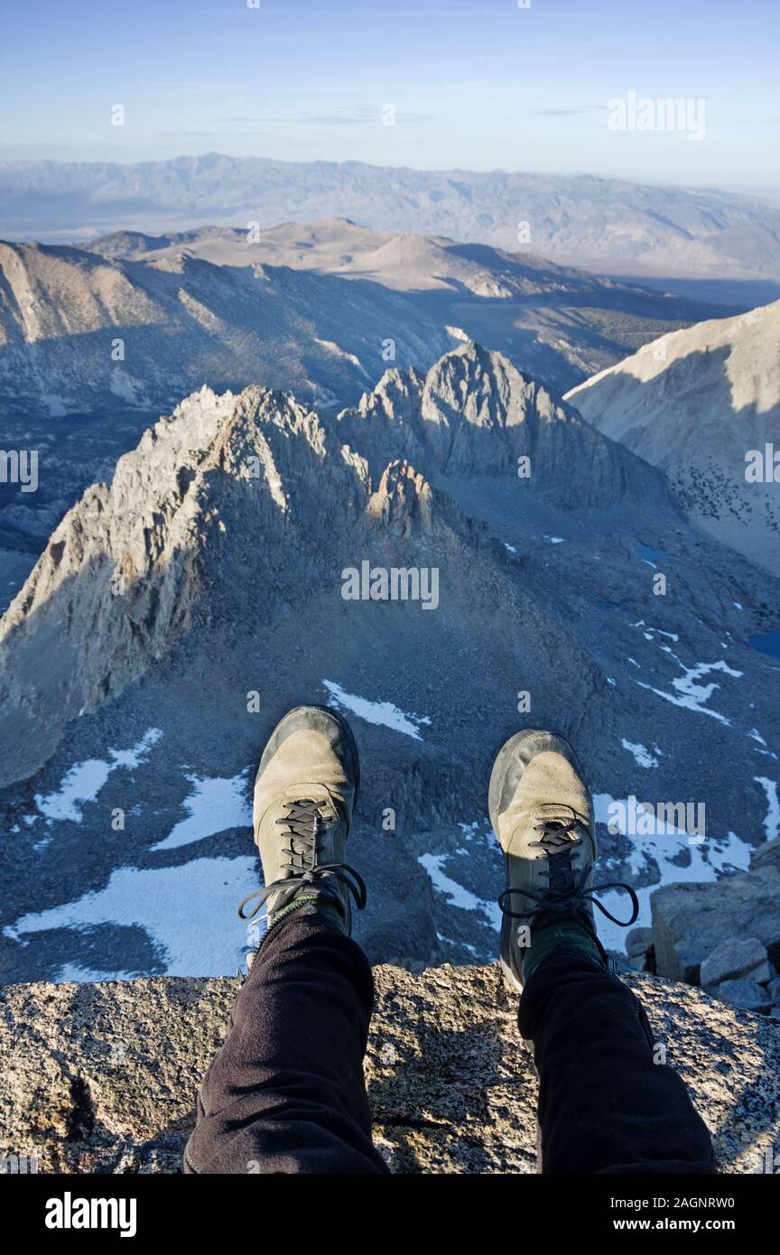 Gli alpinisti piedi appesa sopra il bordo di sommità del Monte del sottoscocca Foto Stock