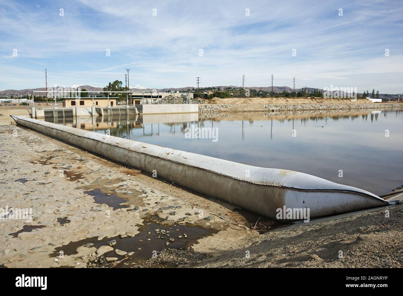 Diga gonfiabile sul Santa Ana River nella Contea di Orange usato per immagazzinare acqua per infiltrazione delle acque sotterranee. Foto Stock