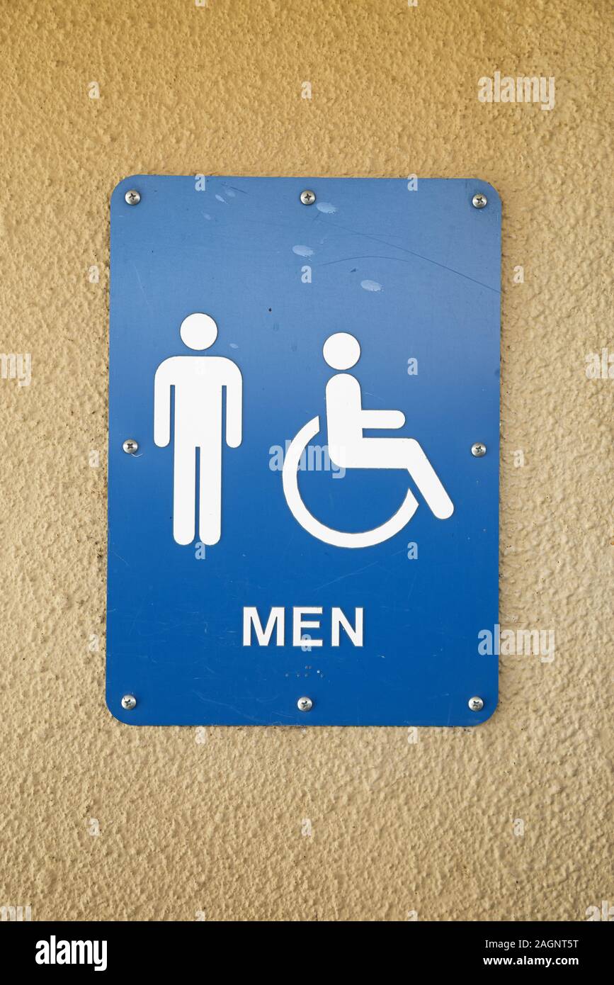 Blu e bianco uomini restroom sign con accesso per sedia a rotelle Foto Stock
