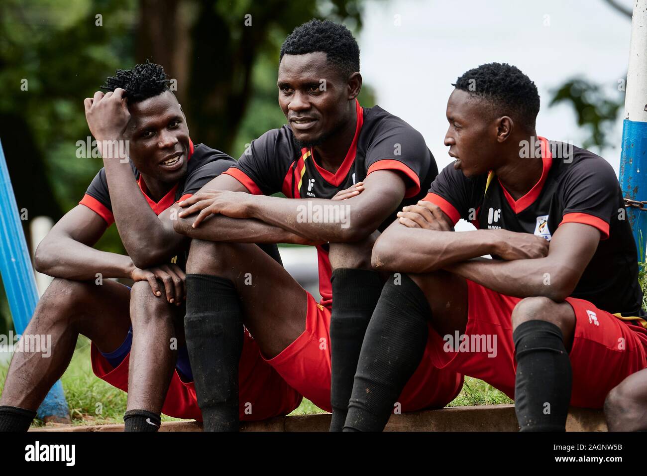 Kampala, Uganda. 16 dic 2019. I giocatori su una breve pausa dalla formazione. Uganda squadra nazionale di formazione per i Senior CECAFA Challenge Cup 2019. Lubaga Campo di formazione. Credito: XtraTimeSports (Darren McKinstry) Foto Stock