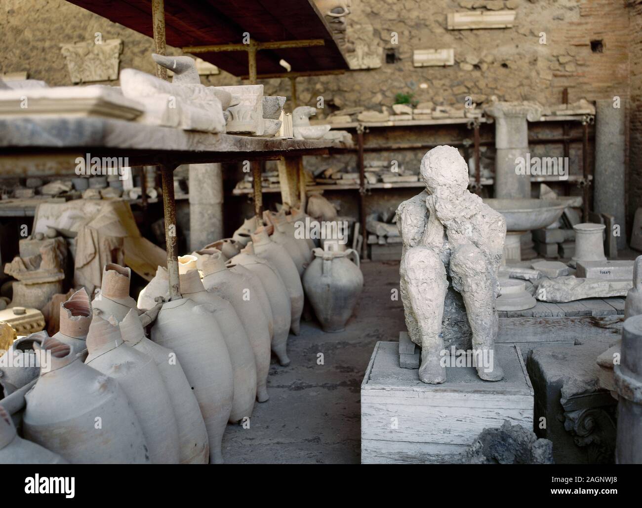 Antiquarium. Piccolo museo con resti di Pompei dopo l eruzione del Vesuvio. Vista interna. Ceramica e calchi in gesso del corpo umano. Pompei. L'Italia. Foto Stock