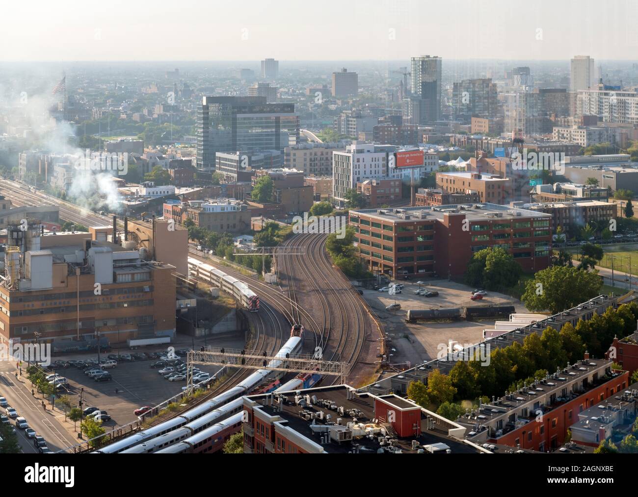 I treni sui binari della ferrovia a Wolf Point che portano nella stazione Union, Chicago, Illinois, Stati Uniti d'America Foto Stock