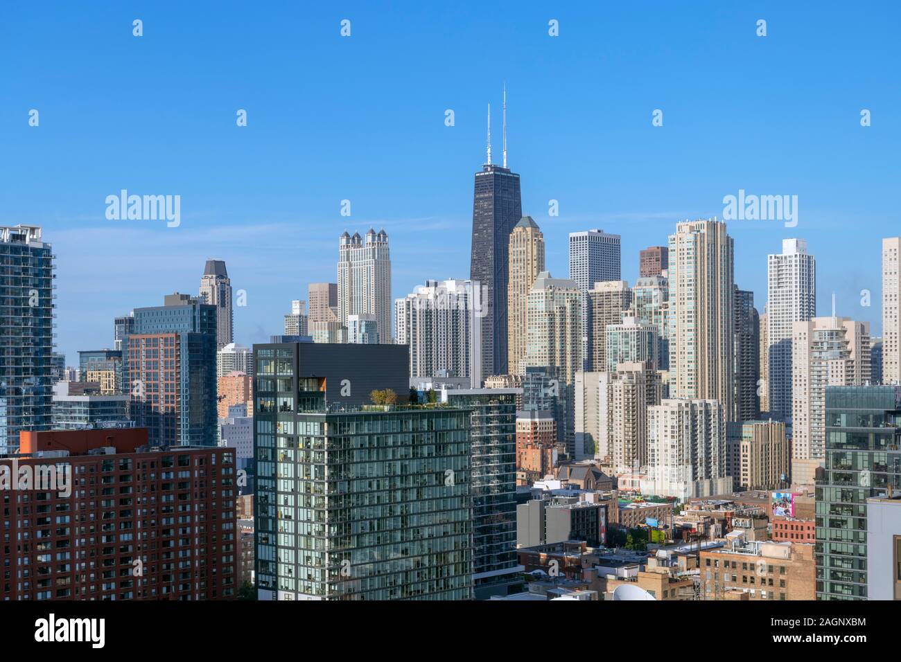 Lo skyline del centro cittadino visto dal Holiday Inn Chicago-Mart Plaza River North, Chicago, Illinois, Stati Uniti d'America Foto Stock