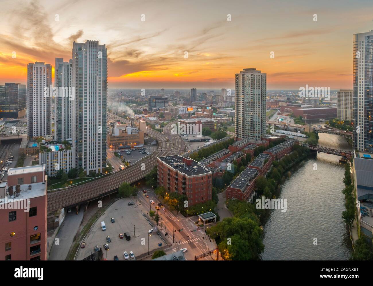Tramonto sui binari della ferrovia a Wolf Point che portano nella stazione Union, Chicago, Illinois, Stati Uniti d'America Foto Stock
