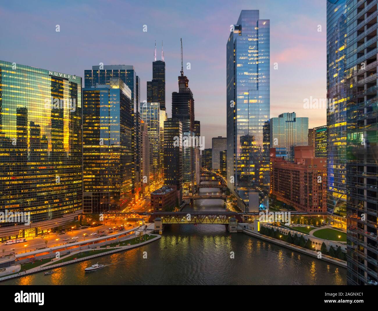 Vista guardando a sud oltre lo skyline della città e del fiume Chicago di notte dal Holiday Inn Chicago-Mart Plaza River North, Chicago, Illinois, Stati Uniti d'America Foto Stock