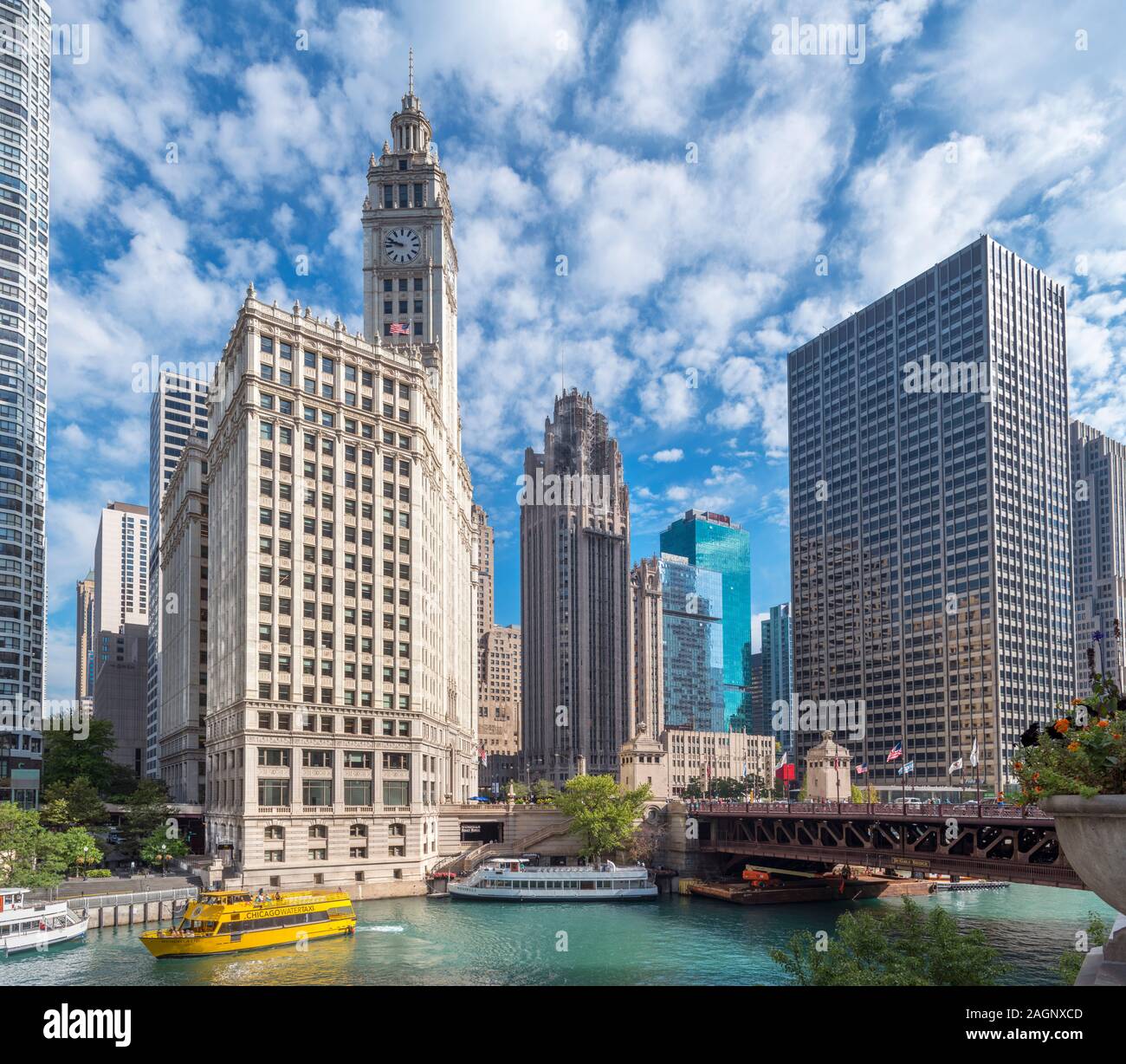 Chicago River, skyline del centro e Ponte DuSable (ex Michigan Avenue Bridge), Chicago, Stati Uniti d'America. Il Wrigley Building e Tribune Tower nel centro. Foto Stock