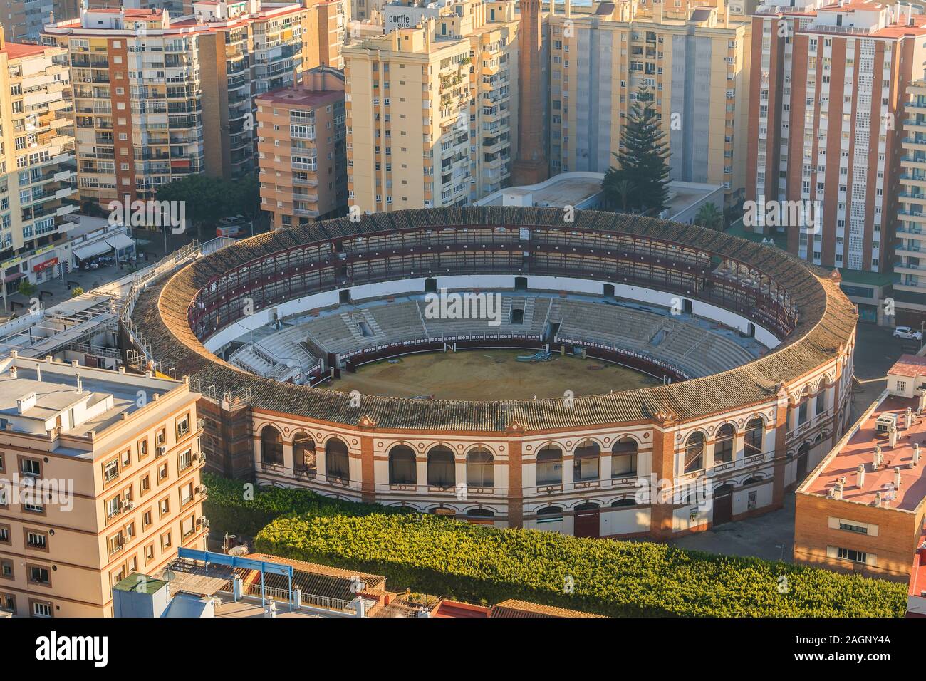 Bullring sulla costa di Malaga. Nel centro di Malaga, tra alti edifici con vista sui tetti della città con sole Foto Stock