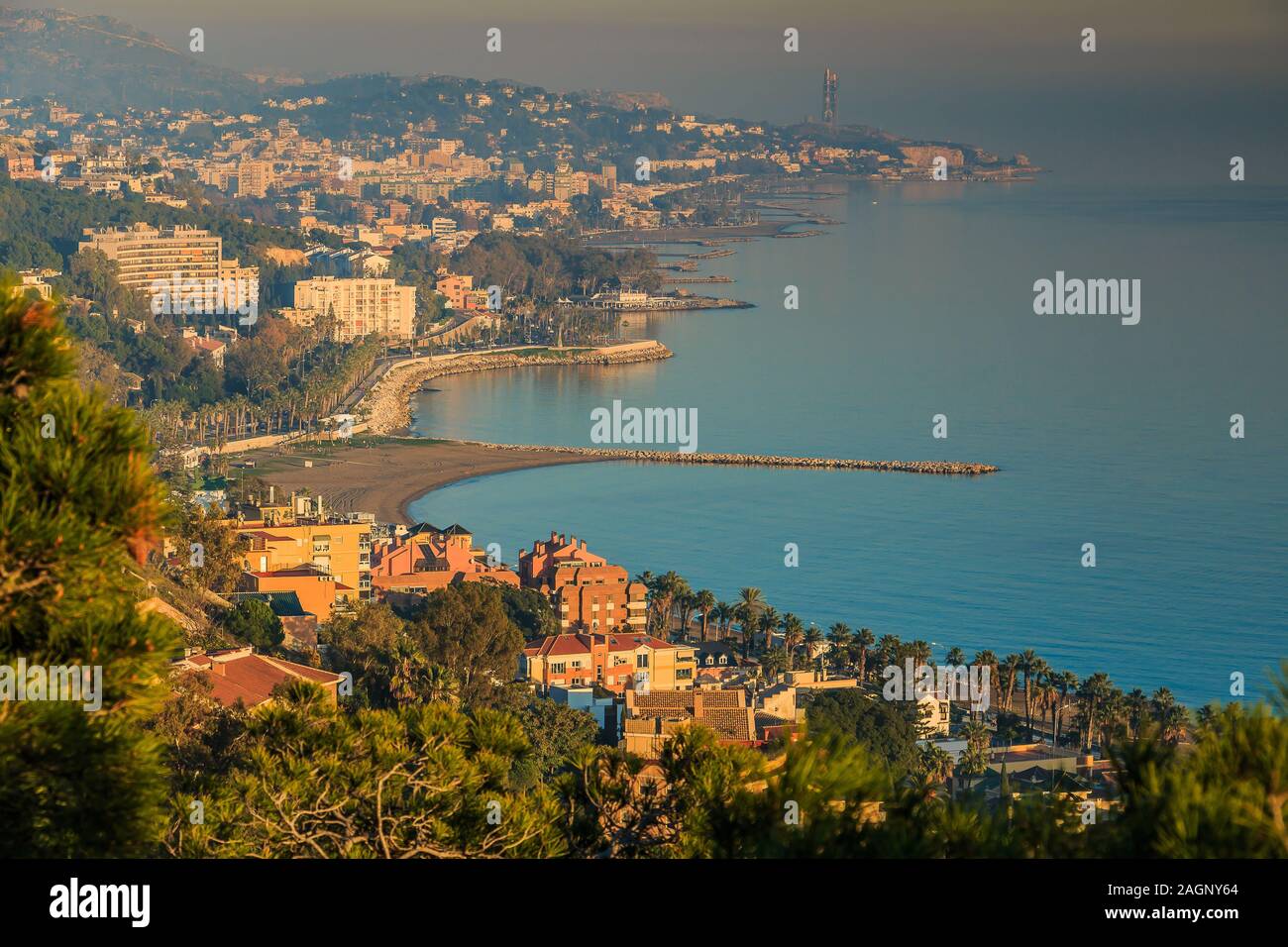 Vista panoramica della costa mediterranea andalusa di Nerja dal Balcon de Europa in. Soleggiata giornata autunnale con vista su un villaggio e colline Foto Stock