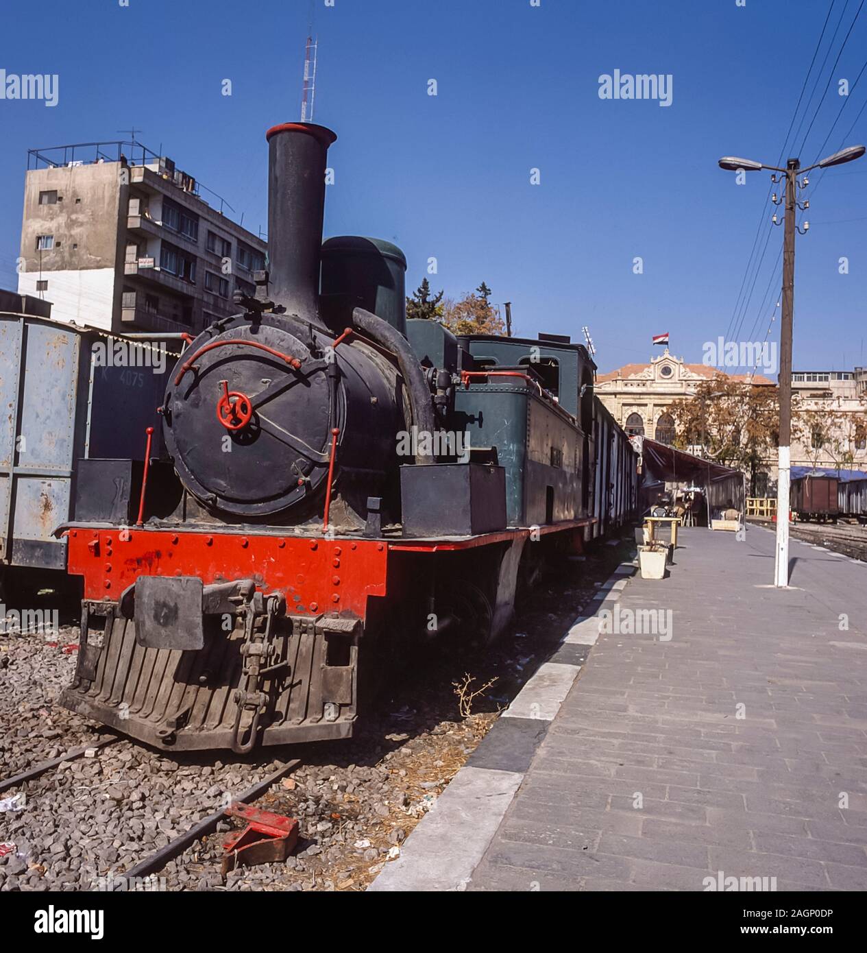 Siria. Uno dei vecchi treni a vapore a scartamento ridotto alla stazione ferroviaria di Damasco che in passato aveva fatto il viaggio sulla linea Hajez da Damasco al porto del Mar Rosso di Aqaba i cui passeggeri includevano una TE giovane. Lawrence prima di diventare Lawrence d'Arabia e Agatha Christie che hanno trovato ispirazione dai vari passeggeri sul treno per il suo romanzo Murder su Orient Express. I treni sono stati oggetto di attenzione Lawrences durante La Prima guerra mondiale, come ha cercato diverse volte per farli esplodere come sono stati utilizzati per il trasporto di truppe e rifornimenti turchi. Foto Stock