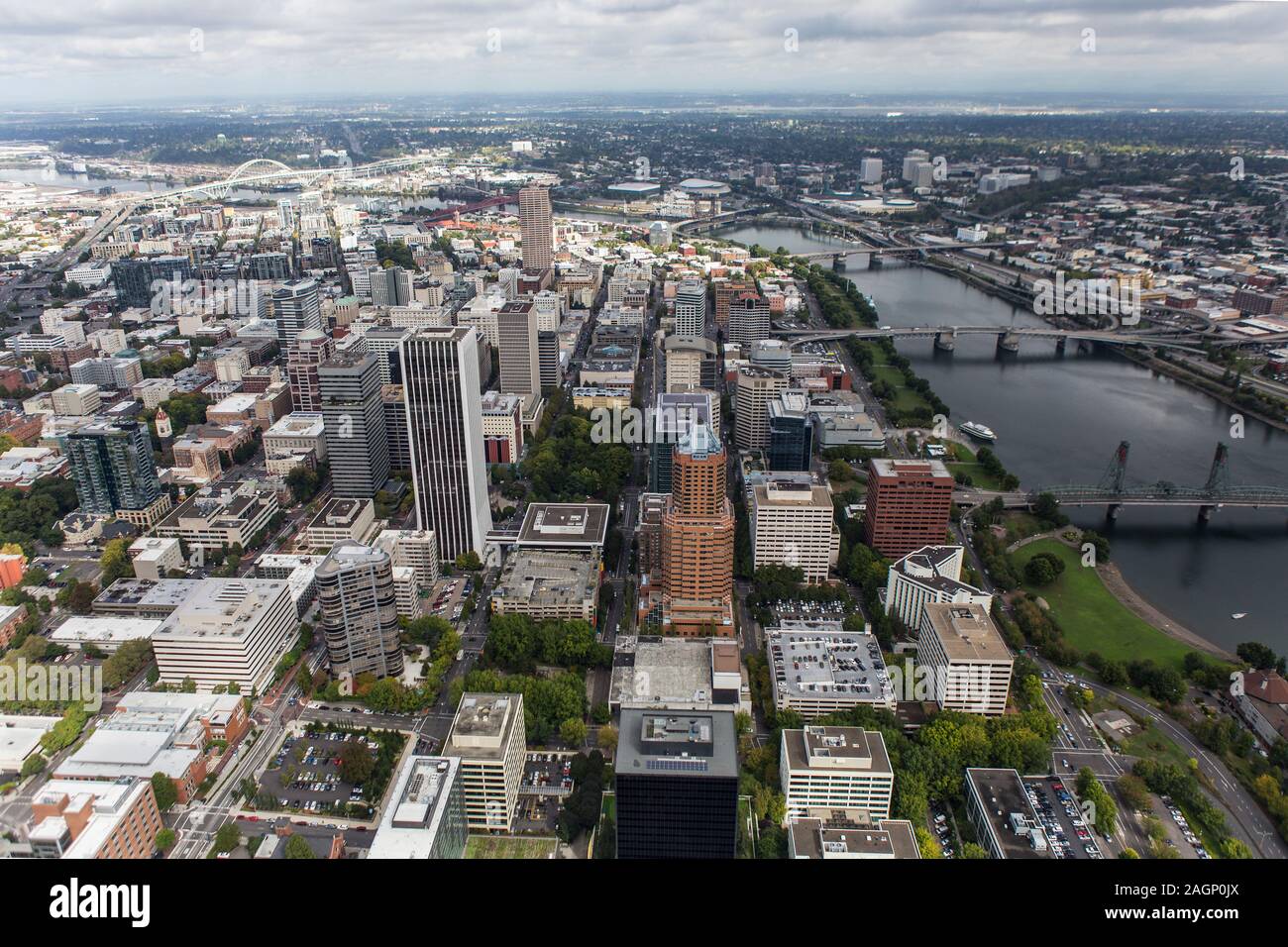 Vista aerea di edifici, ponti, le torri, le strade e il fiume Williamette nel centro di Portland, Oregon, Stati Uniti d'America. Foto Stock