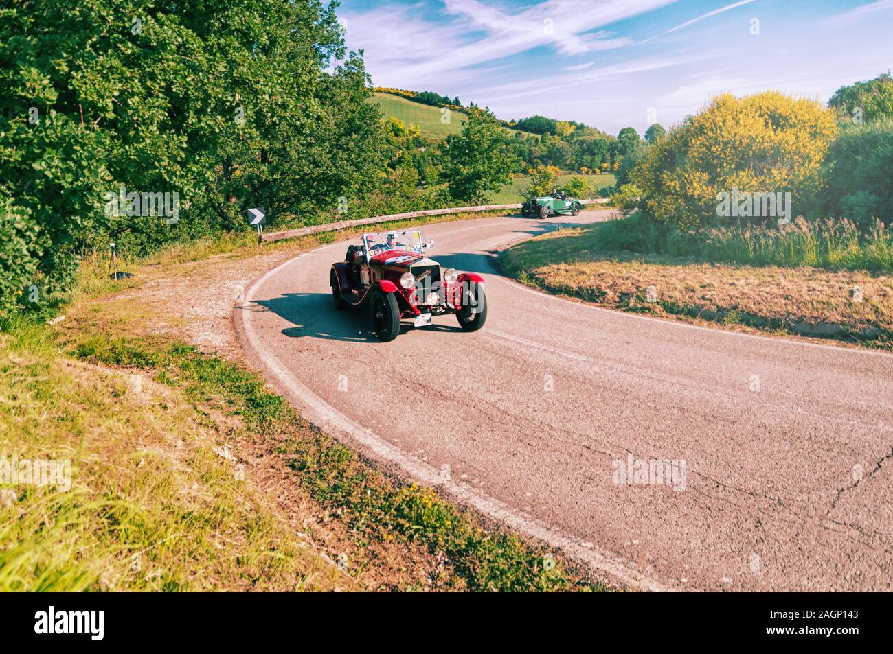 PESARO COLLE SAN BARTOLO , ITALIA - 17 MAGGIO 2018 : O.M. 665 S MM SUPERBA 2000 1927 su una vecchia vettura da corsa nel rally Mille miglia 2018 la famosa italiana Foto Stock