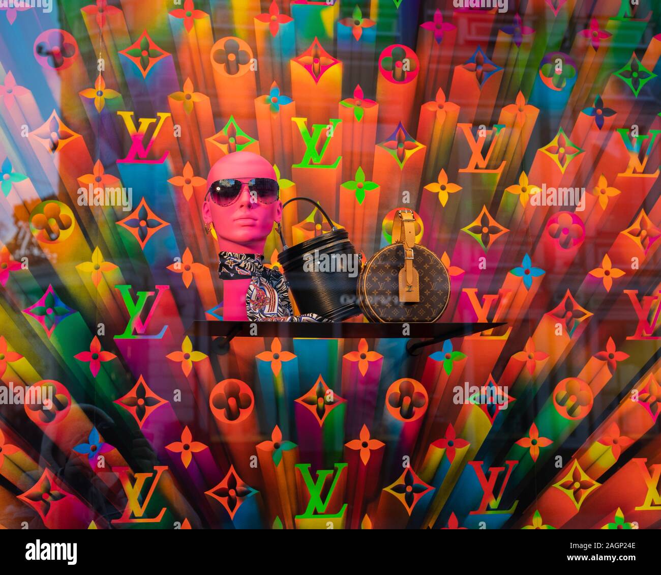Mosca, Russia - 1 Dicembre 2019: Louis Vuitton storefront, multicolore  sfondo arcobaleno, accessori di marca occhiali sciarpa e due sacchi con lo  Foto stock - Alamy