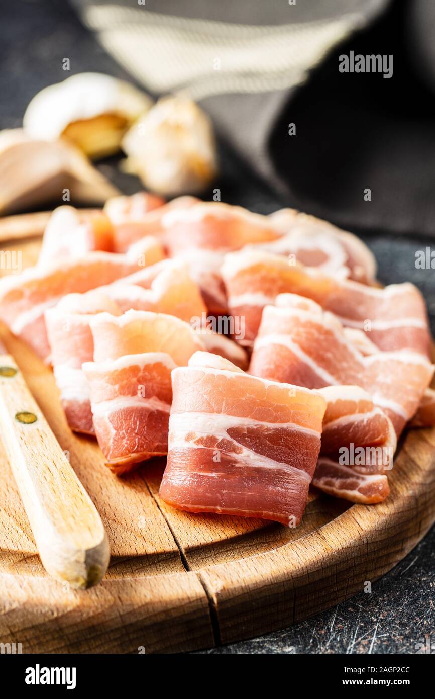 Pancetta Affumicata strisce sul bordo di taglio. Foto Stock