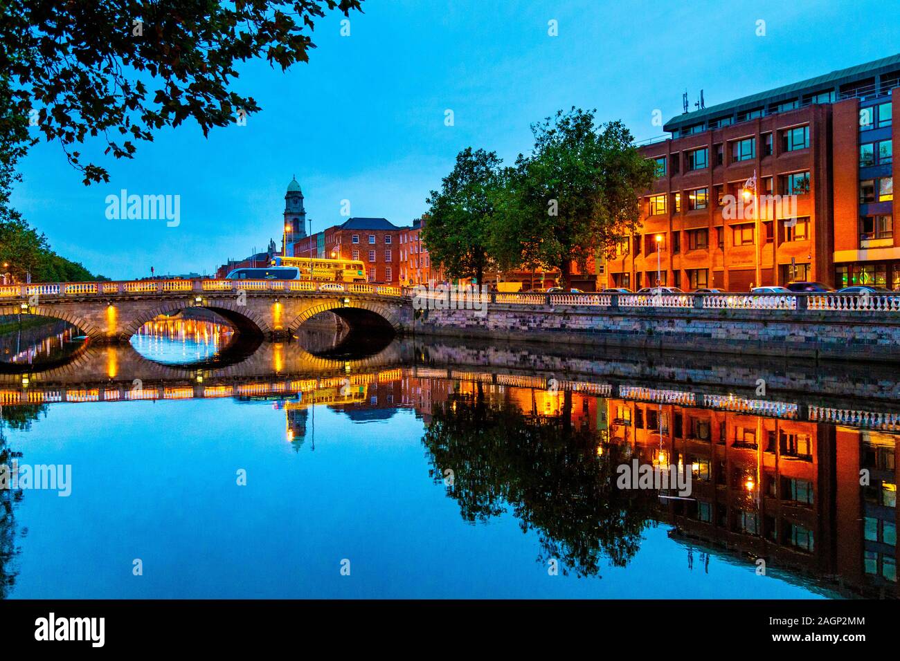 Fiume Liffey e Mellows Bridge, Dublino, Irlanda Foto Stock