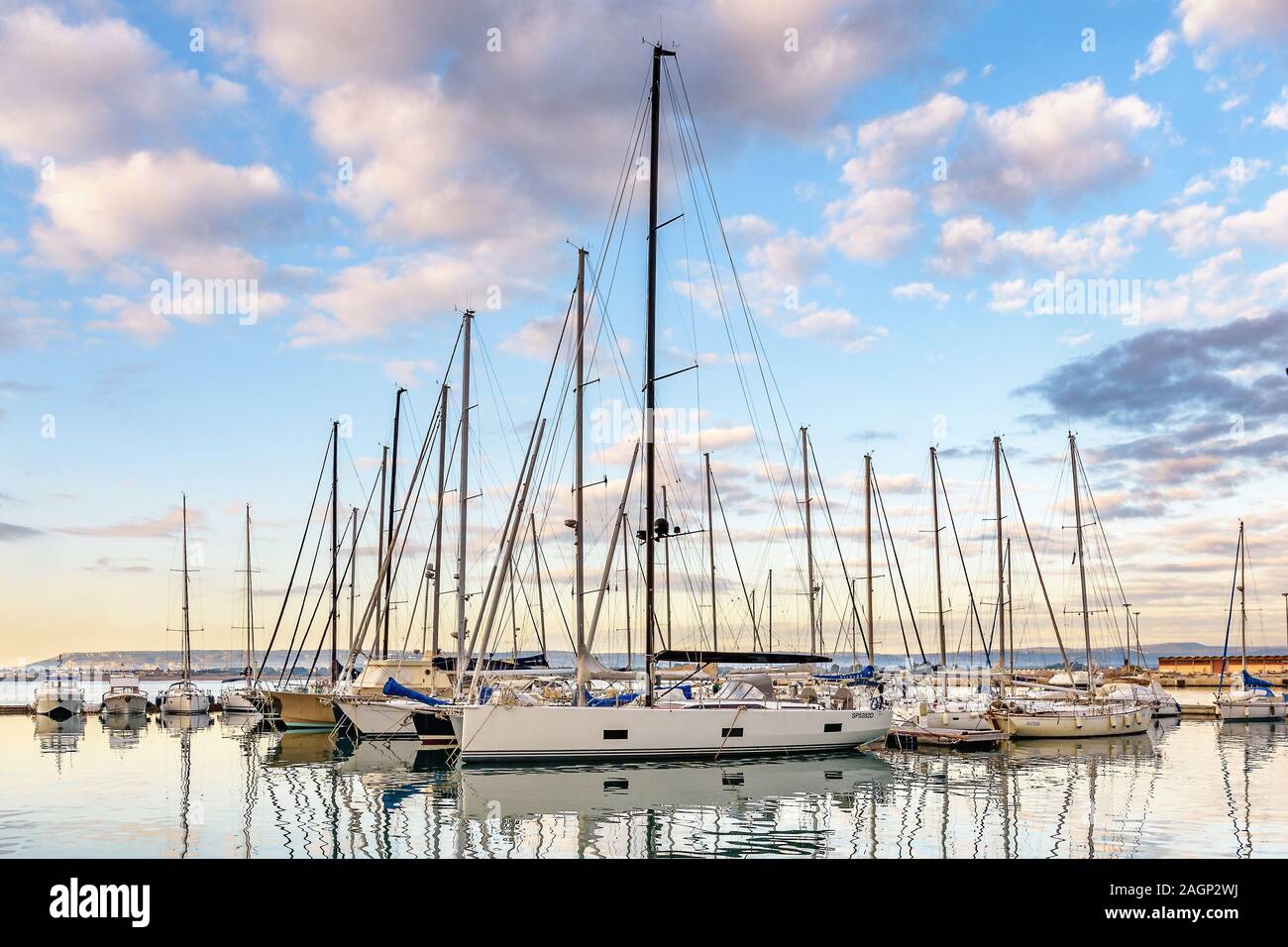 Barche a vela porto di Ortigia, Siracusa Sicilia Foto Stock
