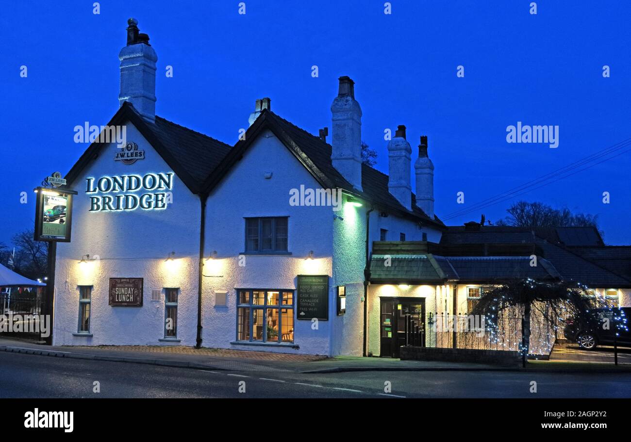 The London Bridge, Real ale pub, Stockton Heath, Warrington, Cheshire, Inghilterra, Regno Unito, al crepuscolo Foto Stock